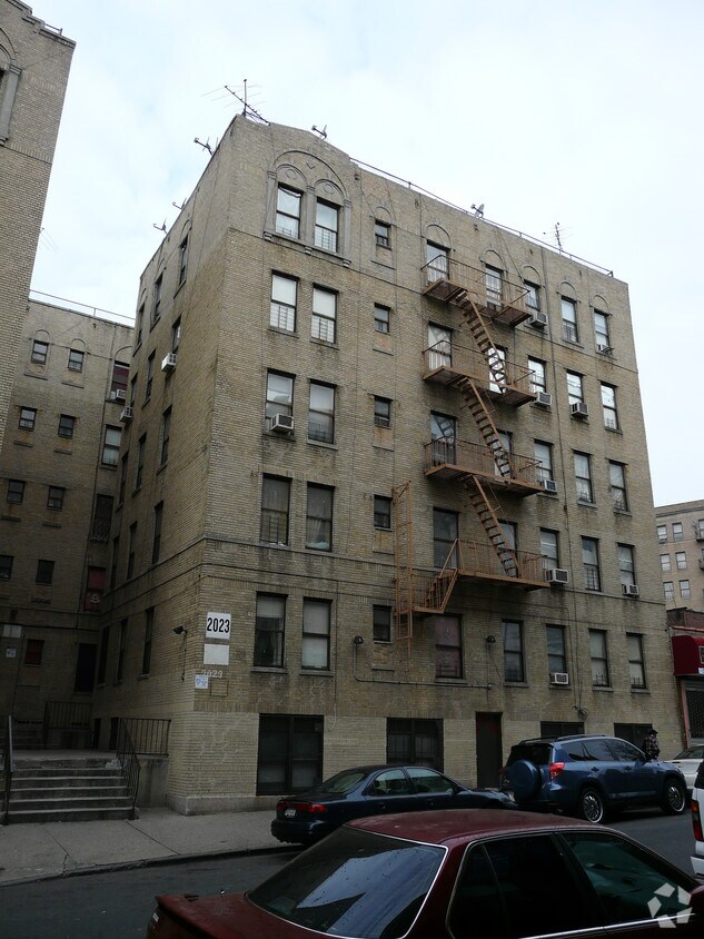 Foto del edificio - 2021 Davidson Ave