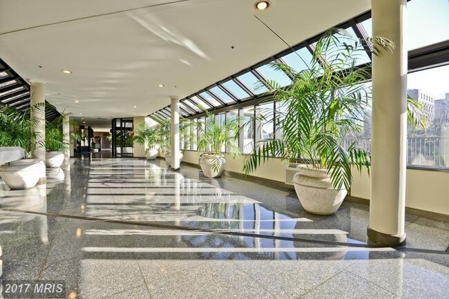 Building Photo - 1600 N Oak St