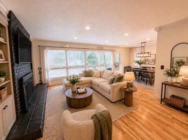 Foto del edificio - 323 Forrest Glen Rd