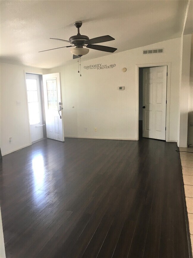 Building Photo - Stunning Home in Greeley