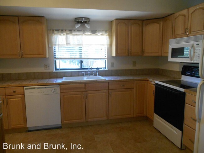 Foto del edificio - 5 br, 3.5 bath House - 7638 Safari Circle