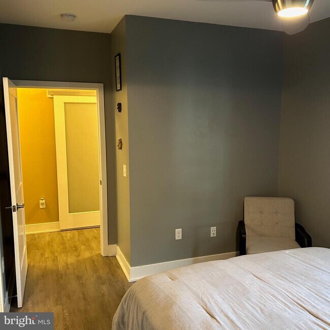 Building Photo - 145 Riverhaven Dr