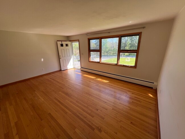 Building Photo - 1615 Maple Hill Rd