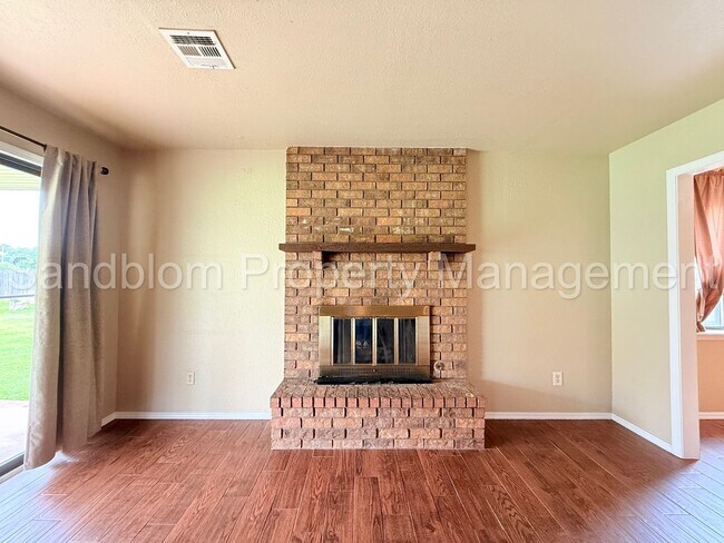 Foto del edificio - FOR LEASE | Downtown Tulsa | Available NOW!