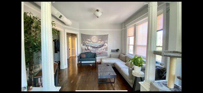 Foto del edificio - 2100 W Division St