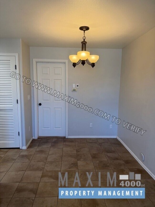 Foto del edificio - 385 Sunnyside Cir