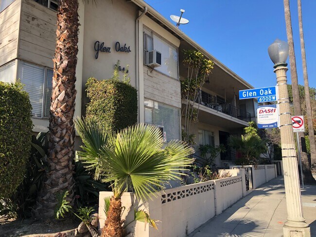 Foto del edificio - 2649 N Beachwood Dr