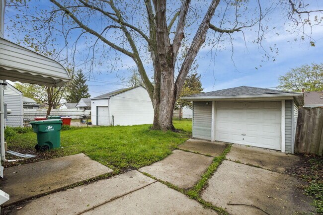 Foto del edificio - 22778 Almond Ave