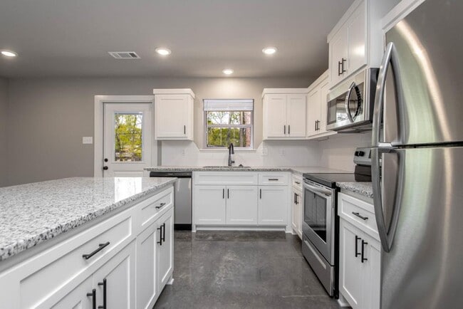 Foto del edificio - 106 Hemlock Ave