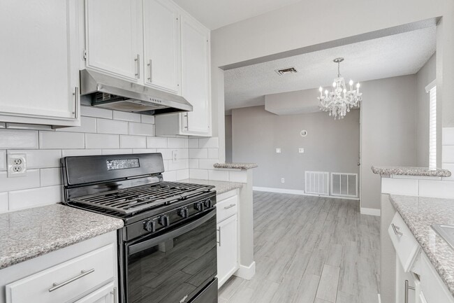 Foto del edificio - Stylish Upstairs Condo with Dual Primary S...