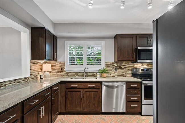 Foto del edificio - 1094 Azalea Ln