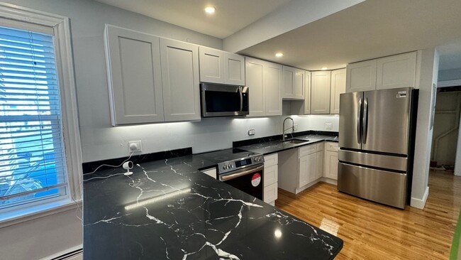 Building Photo - 5-Bed BU Duplex