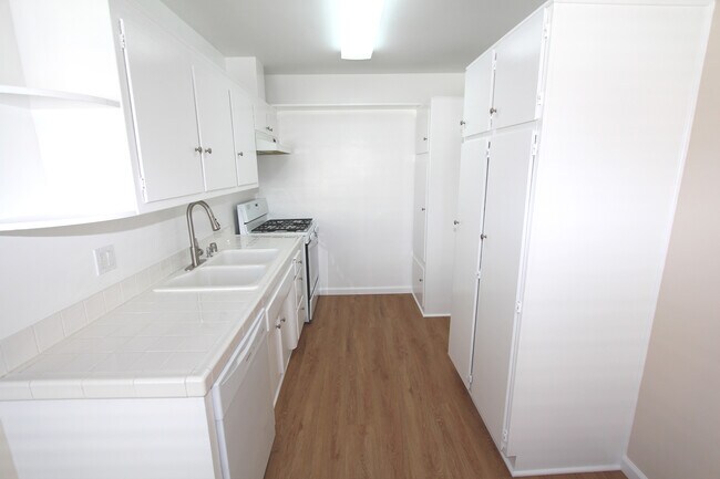 Foto del edificio - 4800 Woodley Ave
