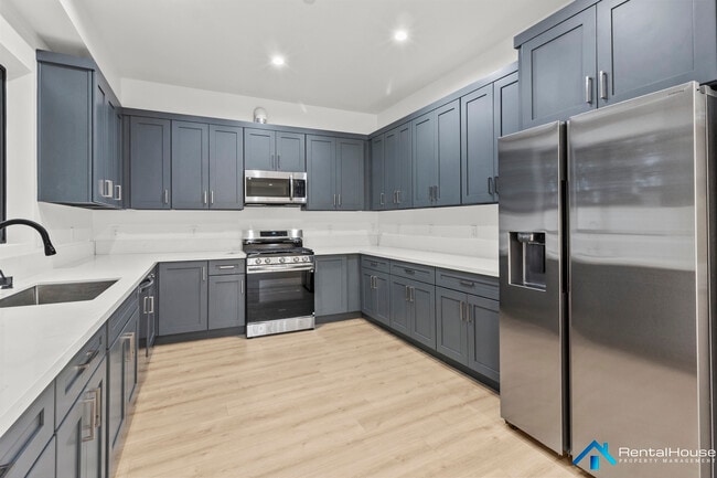 Building Photo - 3005-3002 La Paz Dr