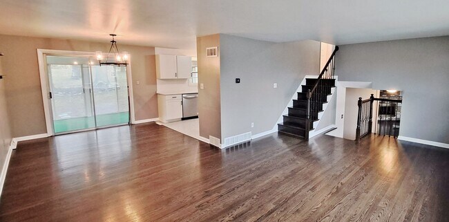 Building Photo - 3 Beds / 2-1/2 Bath Single Family Home