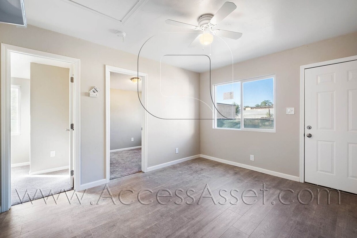 Foto principal - Breezy Open Concept 2 Bed/1 Bath Duplex Ho...