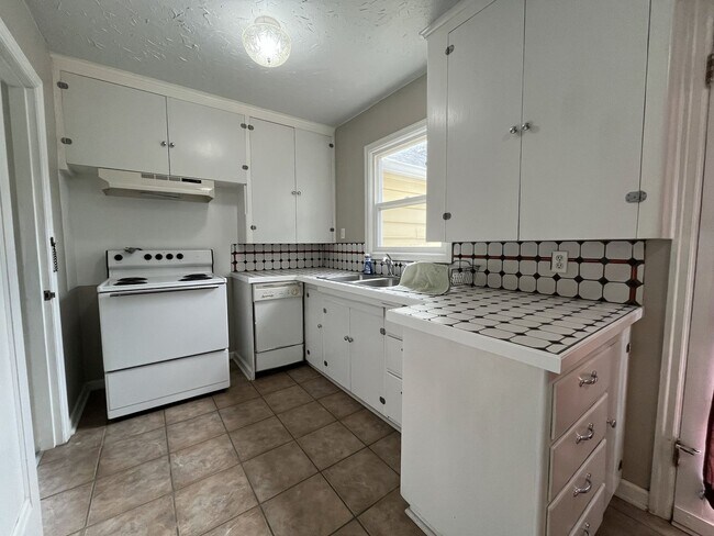 Building Photo - Charming Two-Bedroom Multnomah Village Home with Hardwood Floors, Fireplace, and Fenced Yard