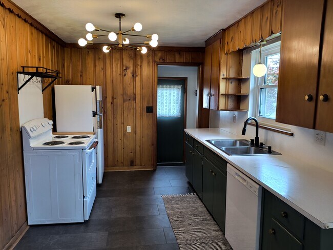 Kitchen - 434 Parkwood Dr
