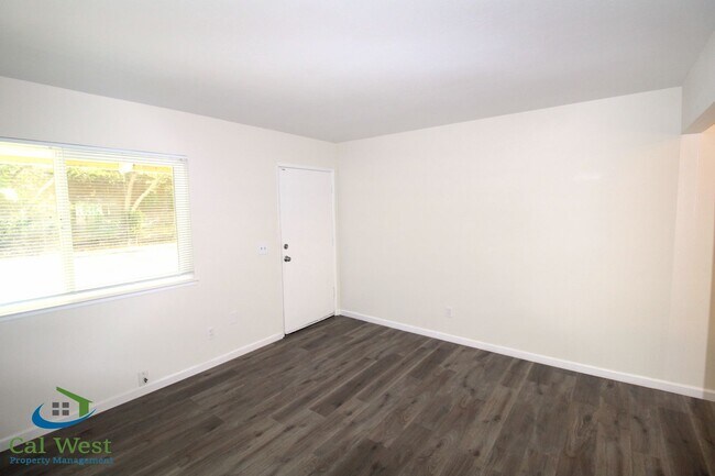 Foto del edificio - $2895 - 2 Bed 1.5 Remodeled 2 Story Towhn Home Near Keily and Saratoga