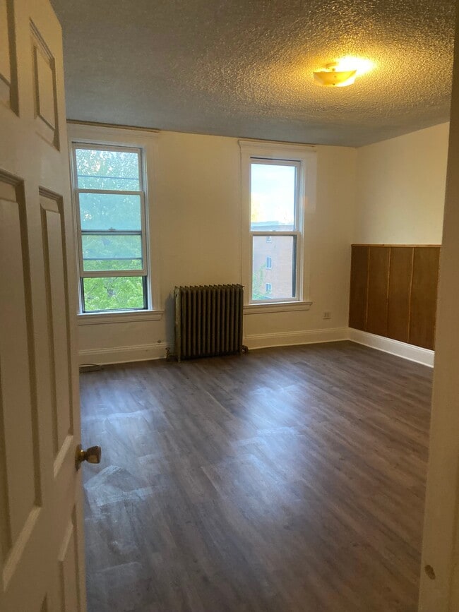 Building Photo - 320 W Fuller Ave