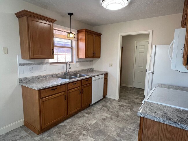 Foto del edificio - All Brick 3 Bedroom, 2 Bathroom near Twin Oaks