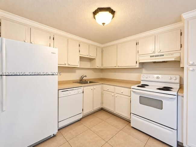 Building Photo - 13707 SW Kendale Lakes Cir