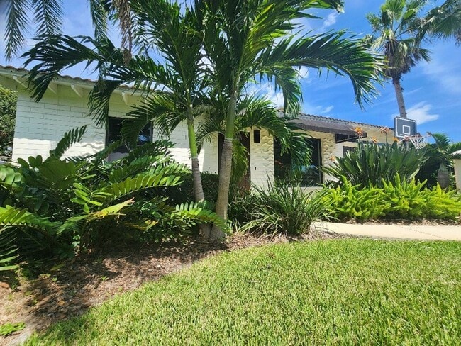 Building Photo - Charming 2 Bed 1 1/2 Bath Beachside Home