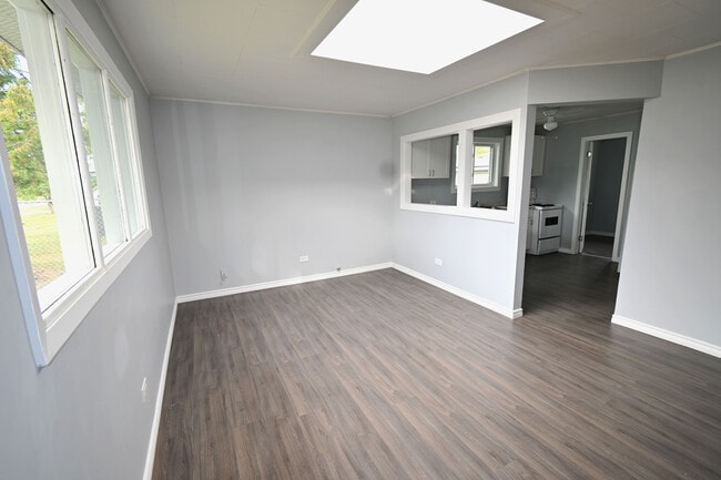 Building Photo - 1190 Cuddie Crescent