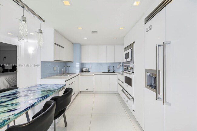 Building Photo - 9511 Collins Ave
