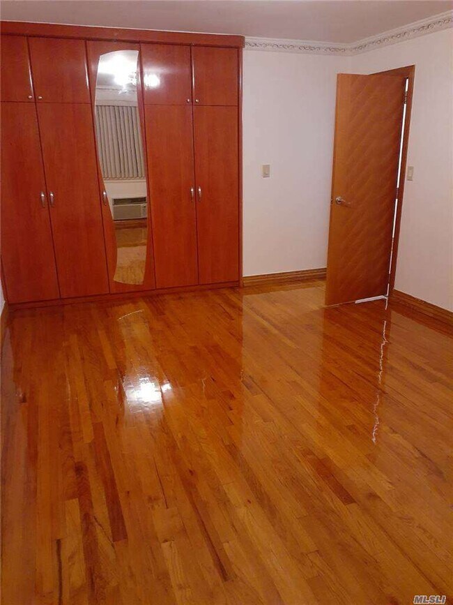 Foto del edificio - 99-67 65th Rd