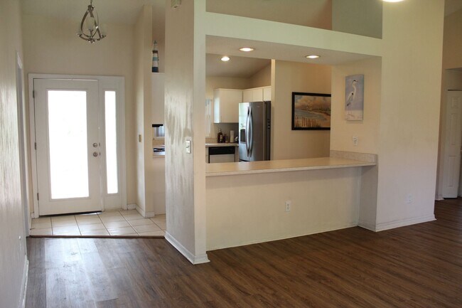 Foto del edificio - 3 bedroom, 2 bath house  with 2 car garage...