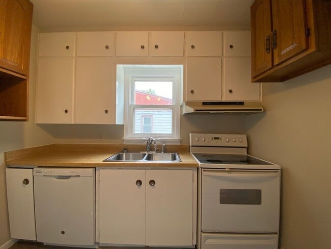 Building Photo - Renovated 3 bedroom/1bath ranch style home