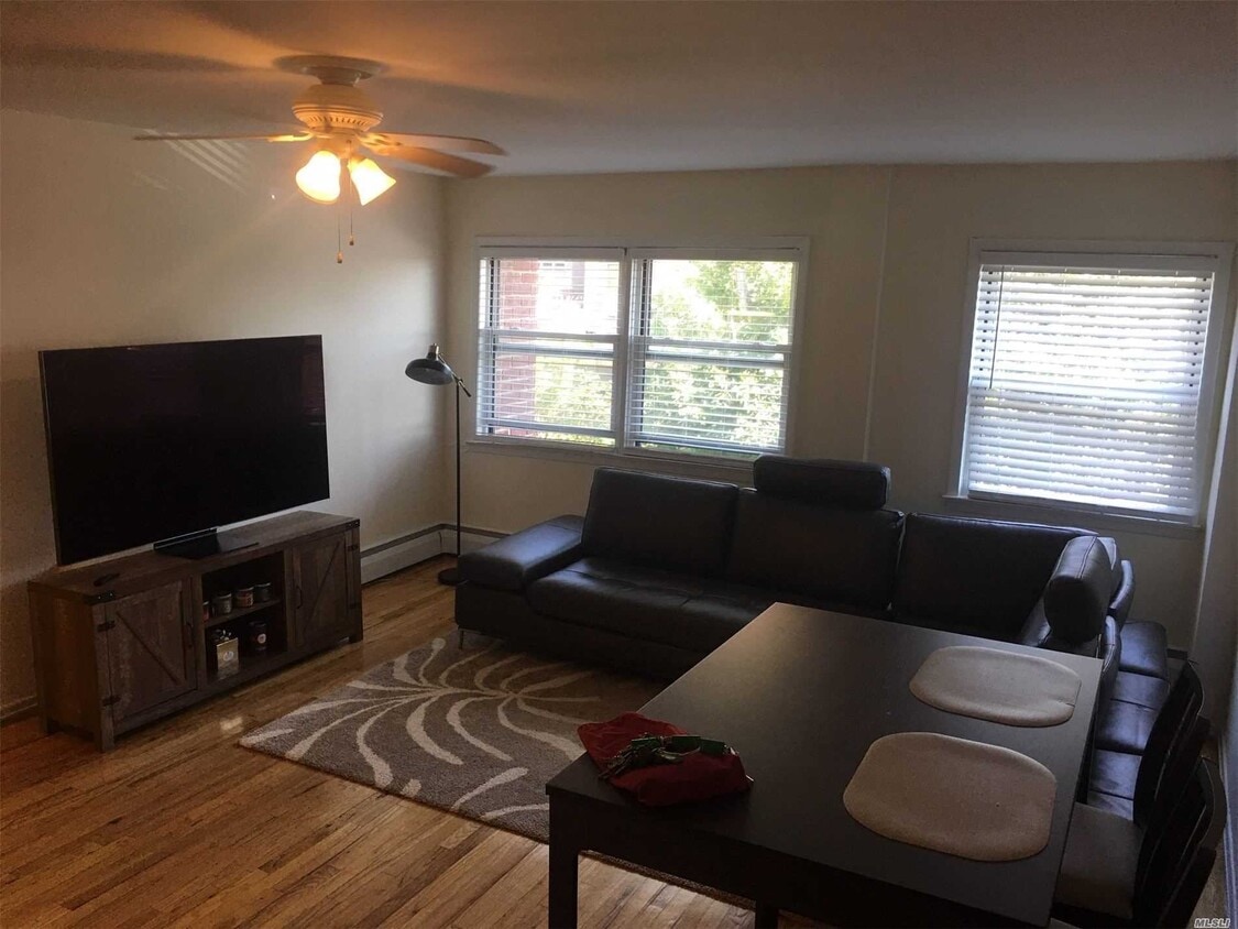 Primary Photo - 35 E Bay Dr
