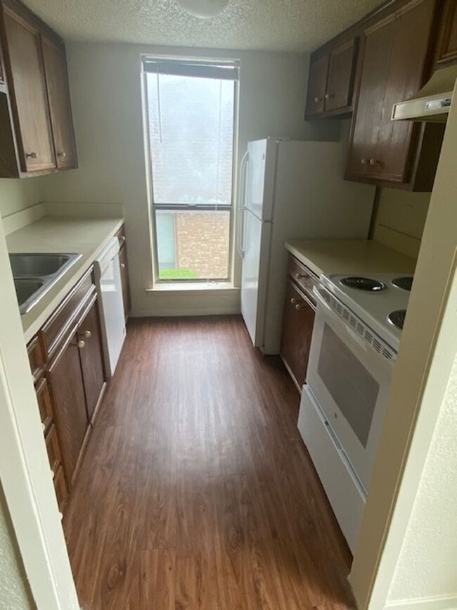 Building Photo - 2 bedroom 2 bathroom apartment by TWU