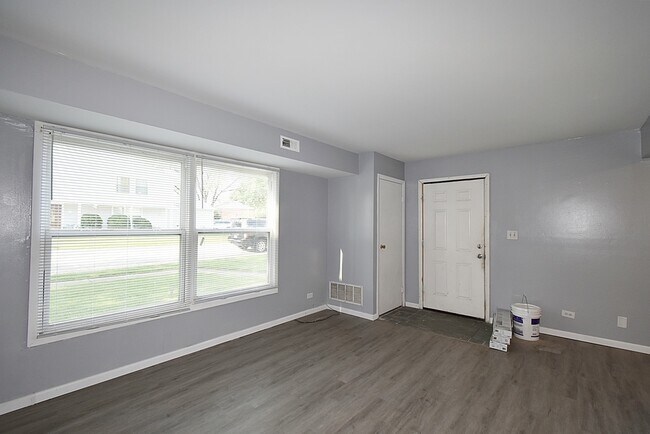 Building Photo - 1387 S Glen Cir