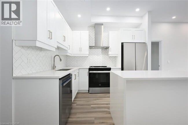 Building Photo - 153 Wilson St W