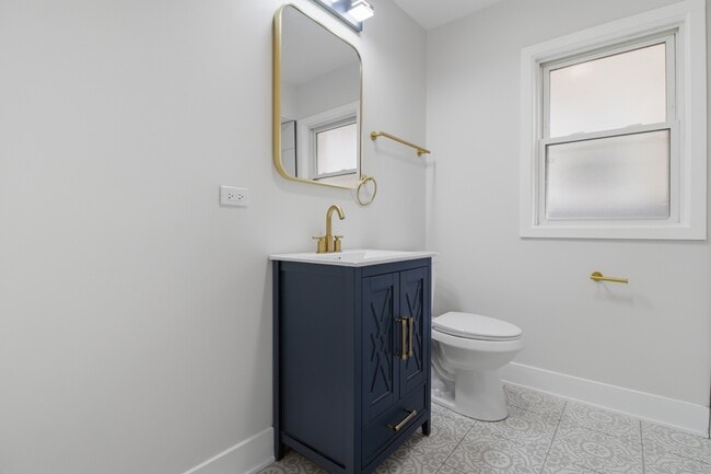 Building Photo - 2521 W Farragut Ave