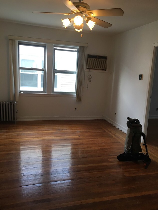 Foto del edificio - LARGE 3 BEDROOM APARTMENT FOR RENT IN ASTORIA