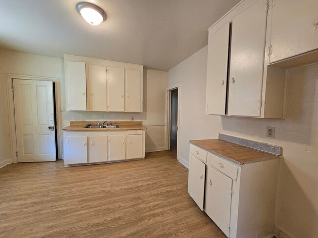 Building Photo - Hillside Ave #115