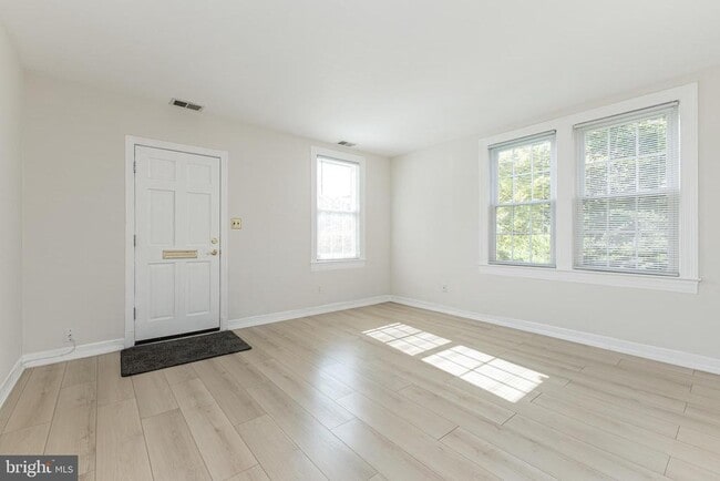 Building Photo - 1500 S Barton St