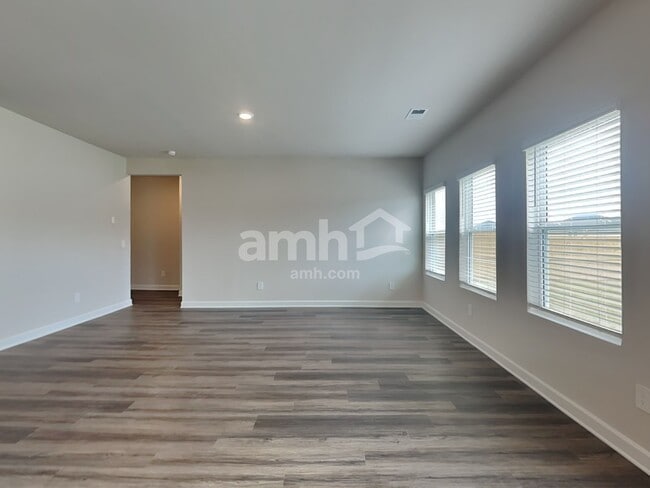 Foto del edificio - 758 Treeline Rd