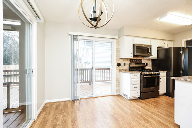 Building Photo - Charming Cottage w/ screened in porch!