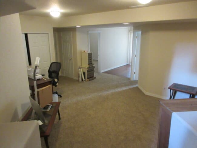 Building Photo - Townhome