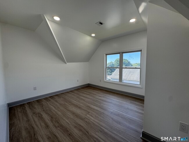 Building Photo - 128 Jewett St