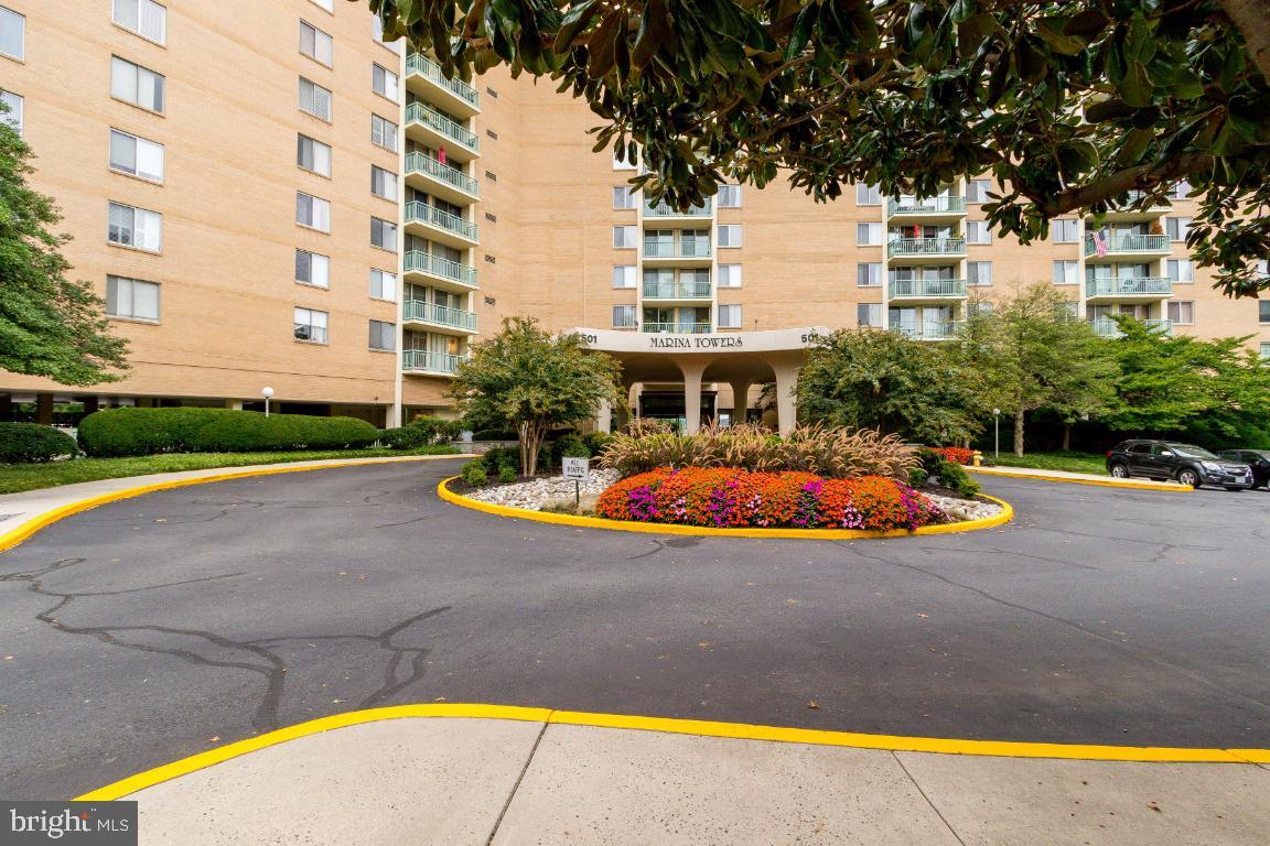 501 Slaters Ln Unit 913, Alexandria, VA 22314 Room for Rent in
