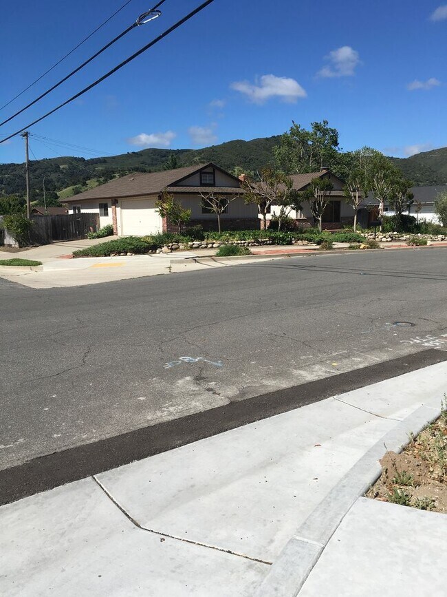 Foto del edificio - Charming Vintage 3BR/1.5BA Corner Lot Home...