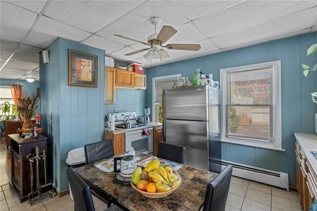 Building Photo - 528 Lonsdale Ave