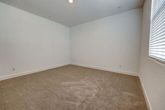Building Photo - 915 Blue Oak Lane W