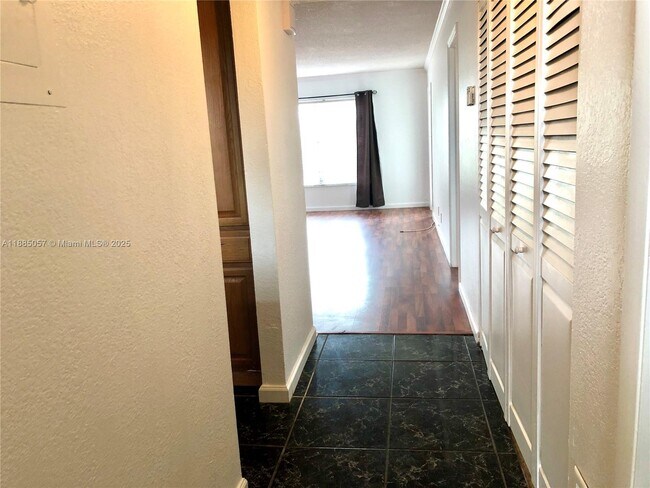 Foto del edificio - 8121 SW 24th Ct