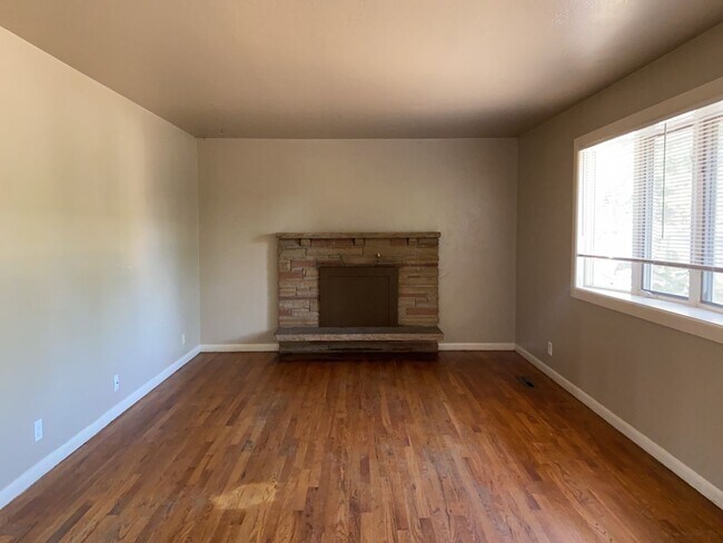 Building Photo - STUDENTS WELCOME! 5 Bed 2 Bath Ranch House w/ Basement